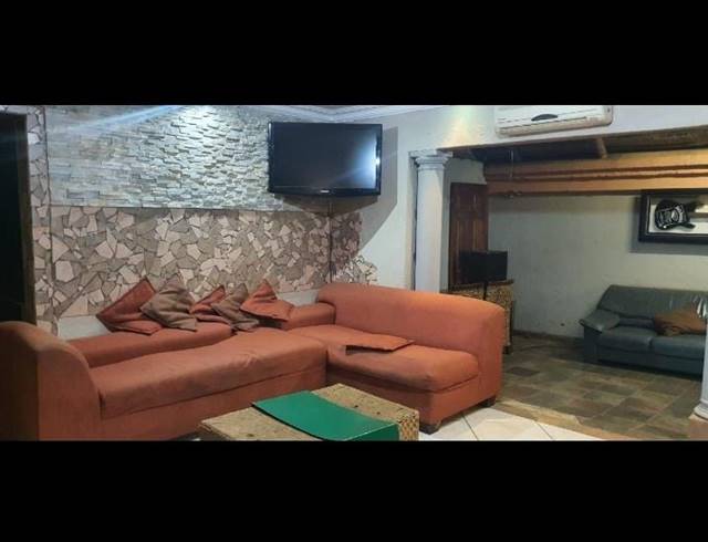 BEDROOM HOUSE FOR SALE IN TSAKANE